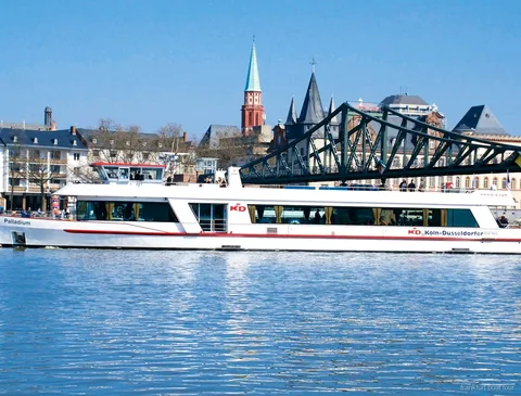 Passengers aboard the Frankfurt panorama boat cruise near the Eiserner Steg