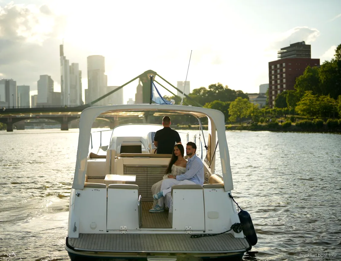 Prosecco welcome drink served on the romantic private boat cruise in Frankfurt