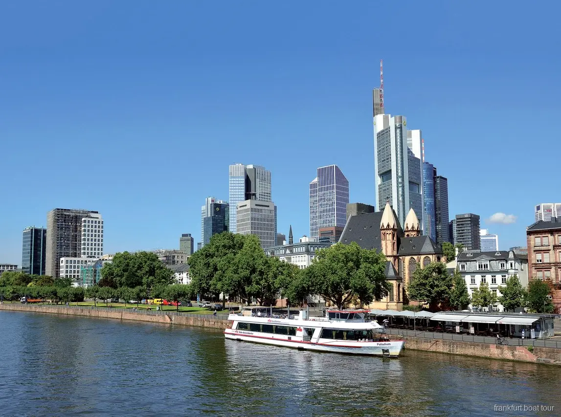 Mainschifffahrt Frankfurt fährt an der Skyline der Stadt vorbei