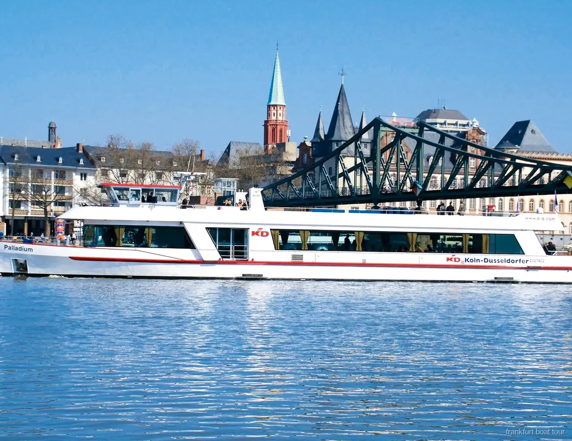 Fahrgäste an Bord der Panoramafahrt nahe dem Eisernen Steg