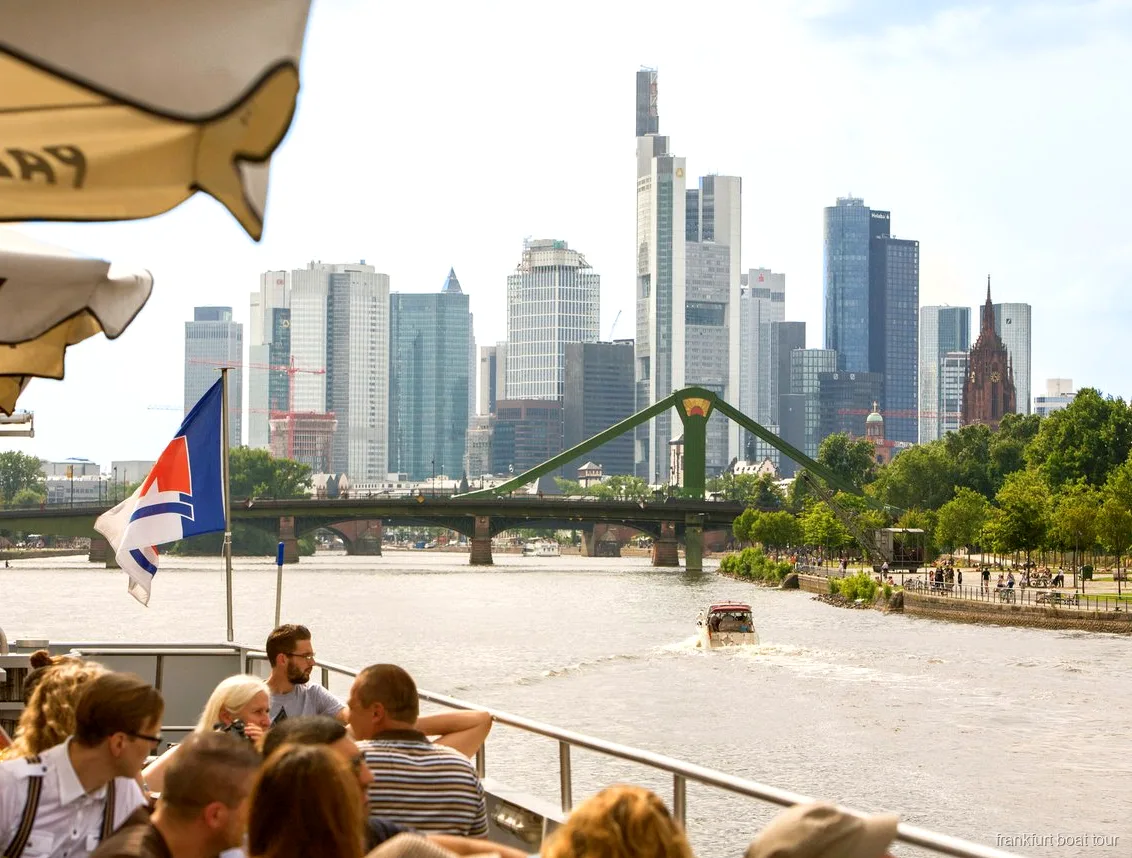 Frankfurter Dom von der Panoramafahrt auf dem Main aus gesehen