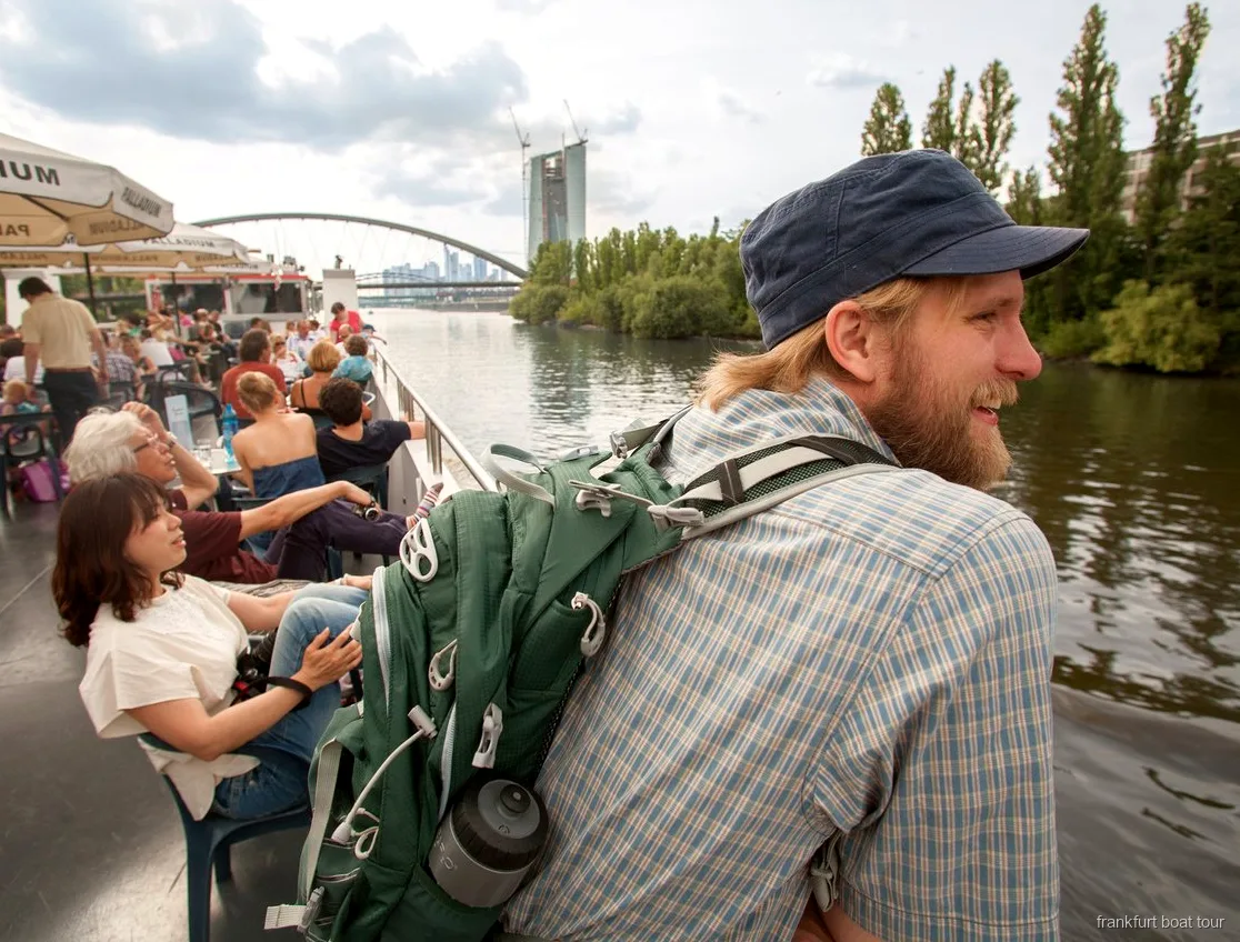 KD-Rundfahrtboot am Anleger Mainkai in Frankfurt vor der Abfahrt