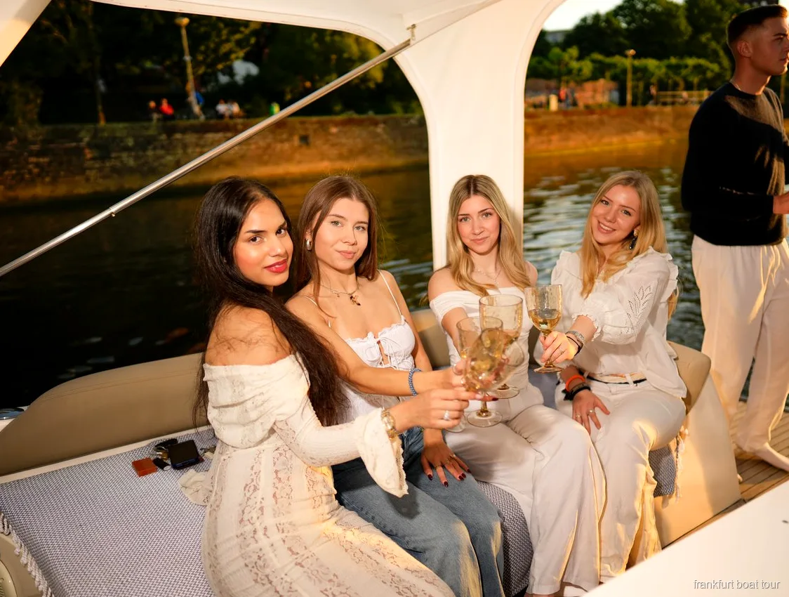 Sonnenbereich am Bug der privaten Frankfurter Bootstour für bis zu 10 Gäste