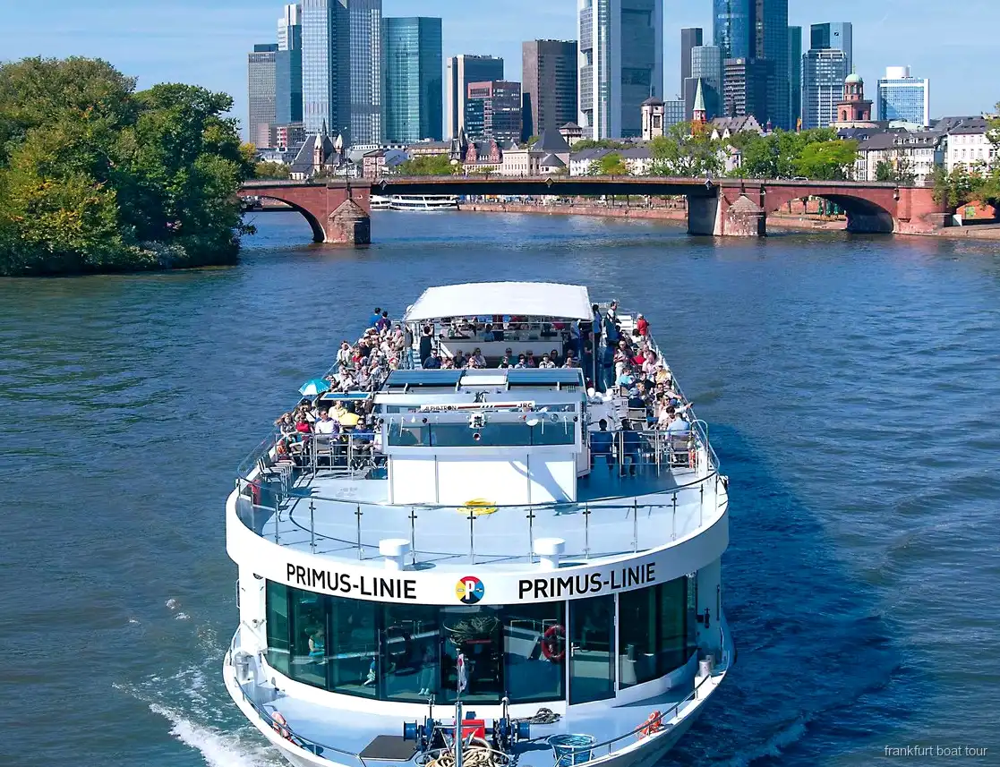Rundfahrtboot der Schifffahrt Frankfurt am Main legt am Eisernen Steg ab