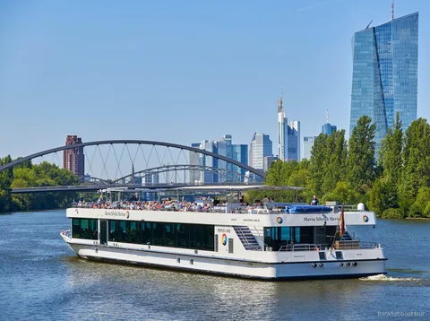 Fahrgäste auf dem offenen Deck während der Mainrundfahrt in Frankfurt