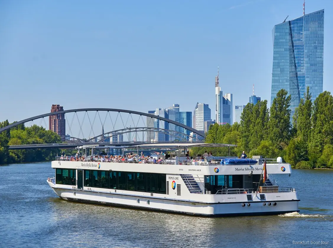 Fahrgäste auf dem offenen Deck während der Mainrundfahrt in Frankfurt