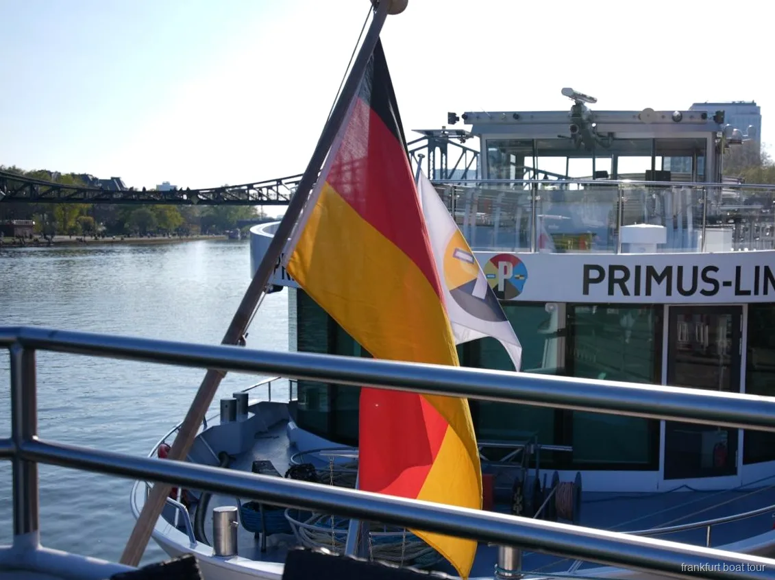 Blick auf die Frankfurter Skyline von der Mainrundfahrt aus