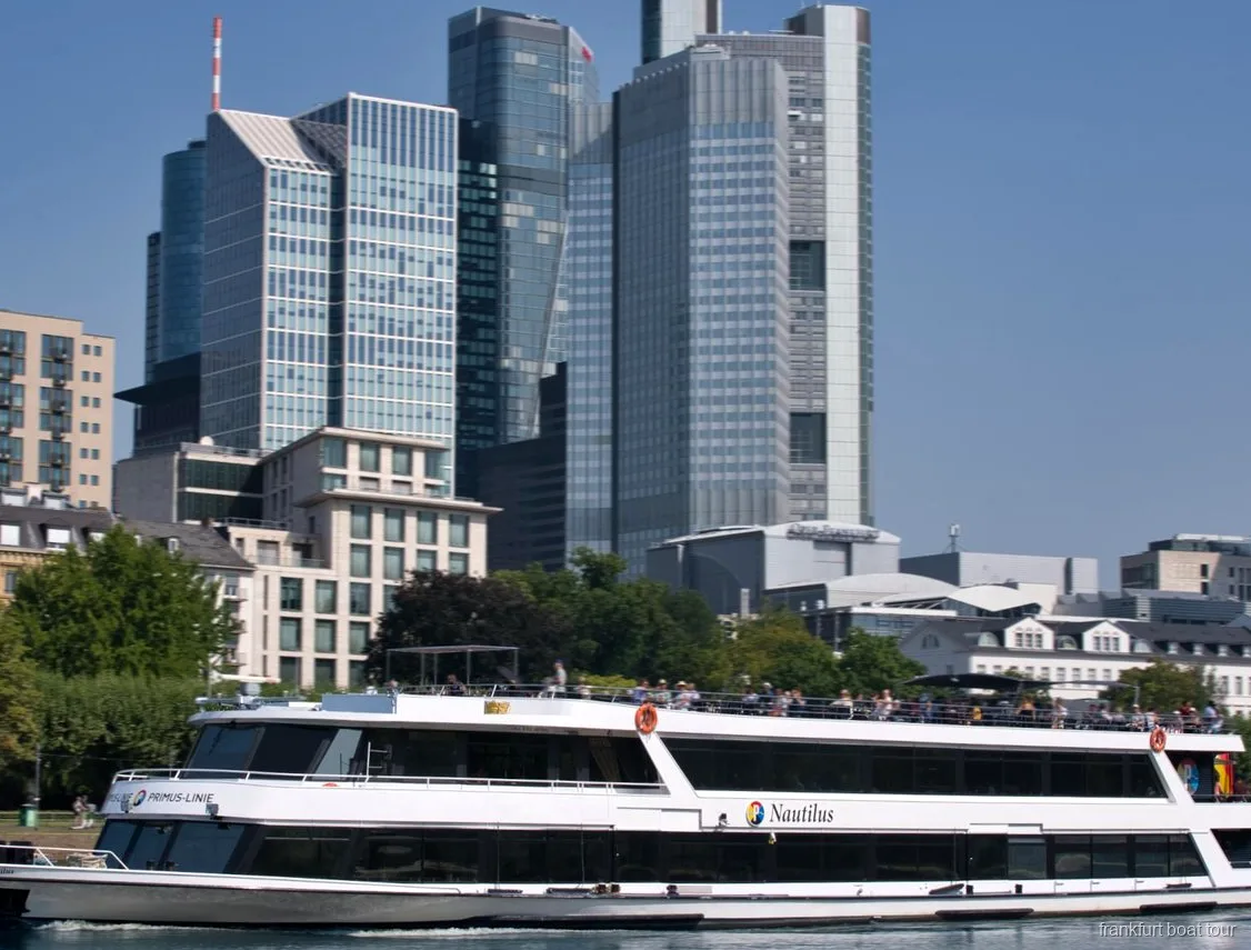 Sachsenhausener Ufer von der Schifffahrt Frankfurt am Main aus gesehen