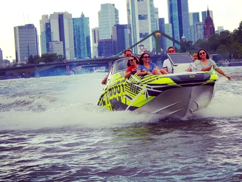 Speedboot-Tour Frankfurt rast mit hoher Geschwindigkeit an der Skyline vorbei