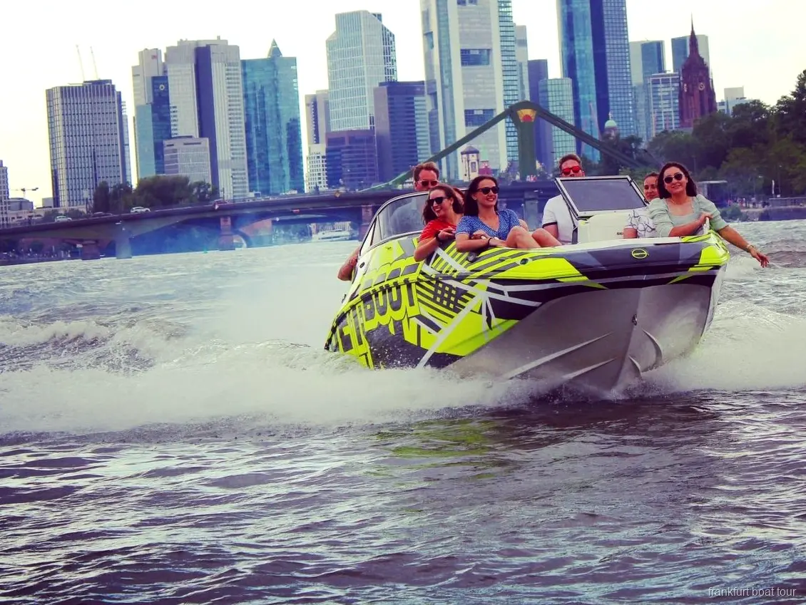 Speedboot-Tour Frankfurt rast mit hoher Geschwindigkeit an der Skyline vorbei