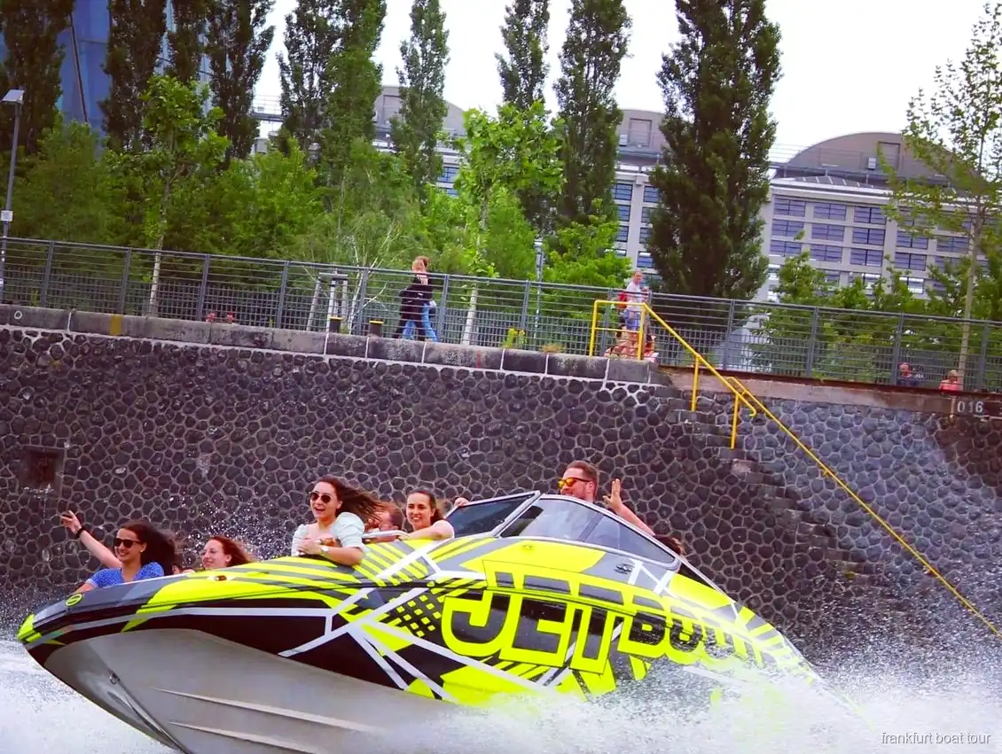 Kapitän steuert die Speedboot-Tour auf dem Main in Frankfurt