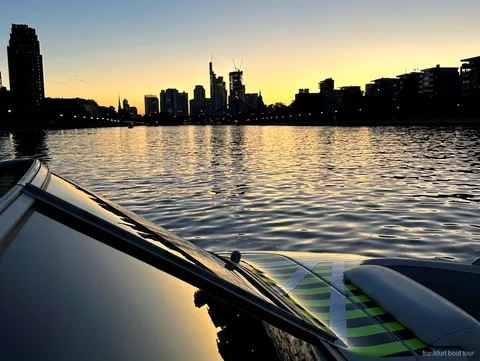 Fahrgäste genießen die Speedboot-Tour Frankfurt nahe der Europäischen Zentralbank