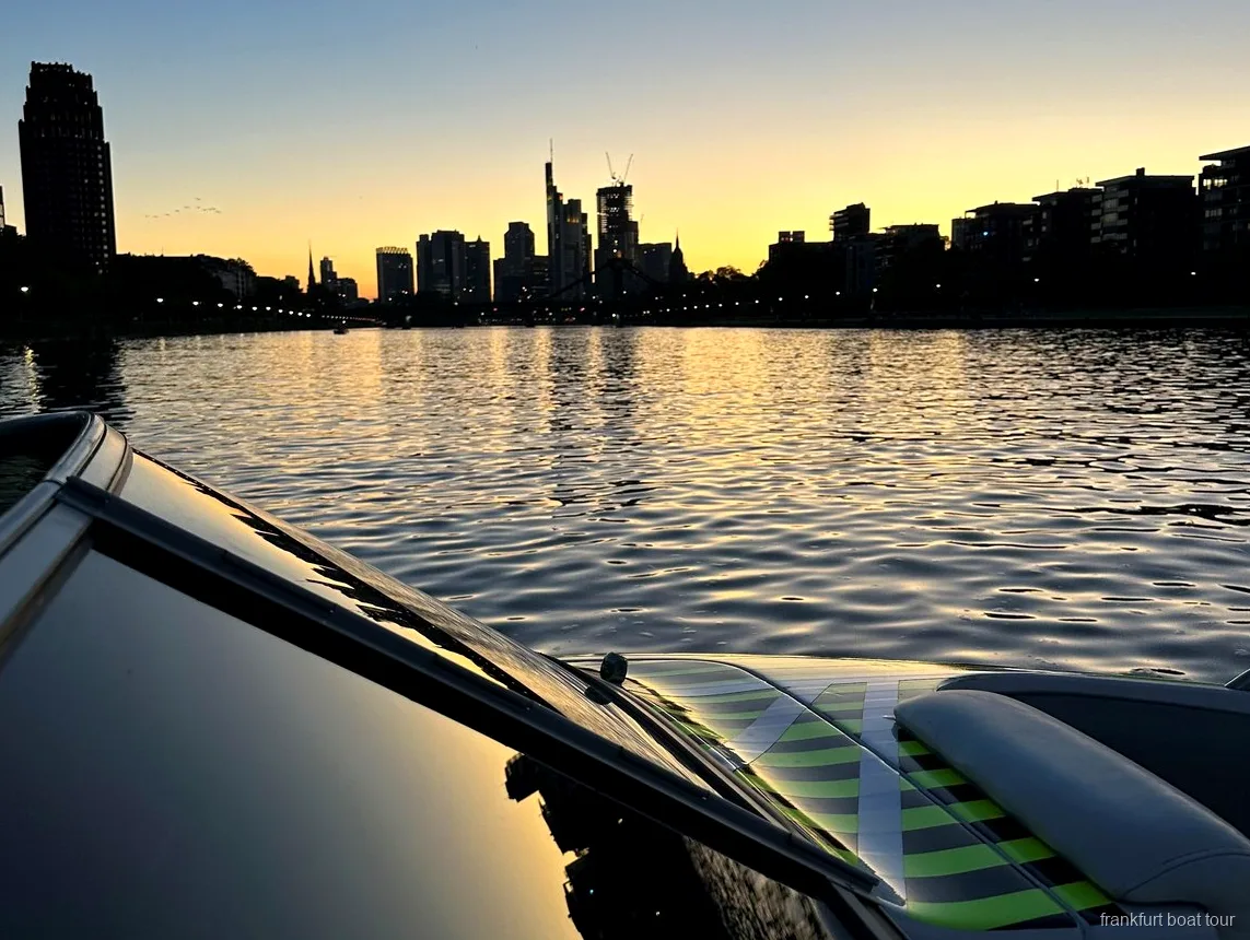 Fahrgäste genießen die Speedboot-Tour Frankfurt nahe der Europäischen Zentralbank
